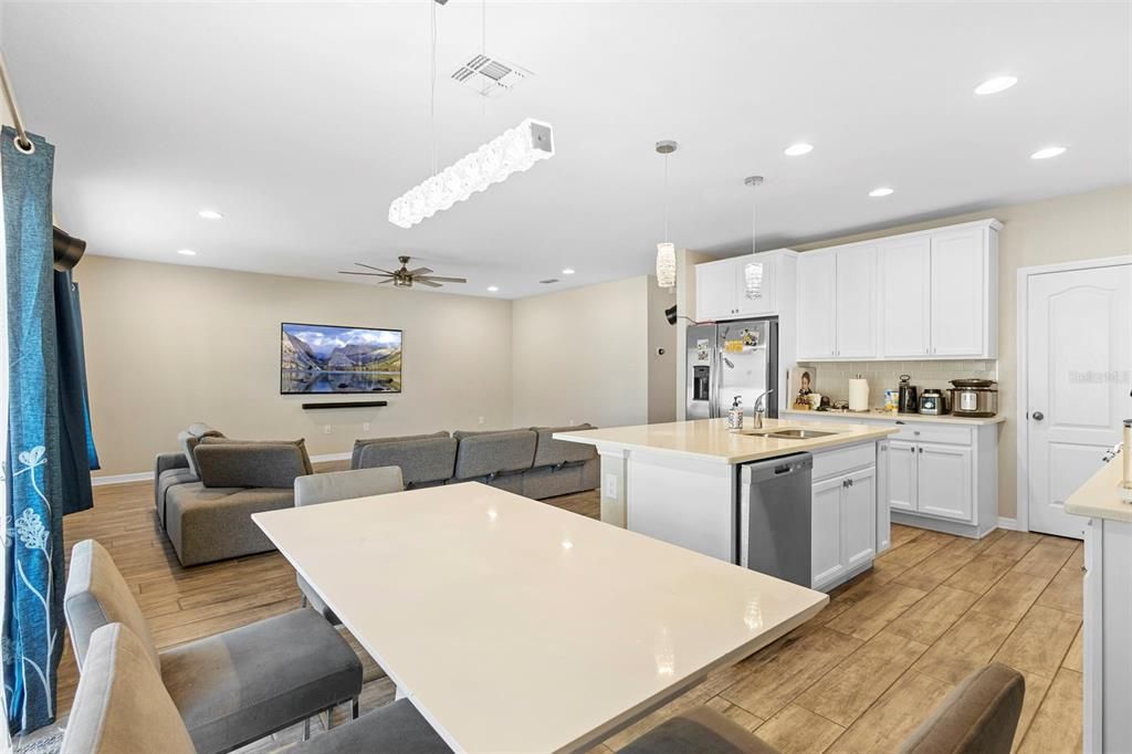 En Venta: $563,000 (3 camas, 3 baños, 2419 Pies cuadrados)