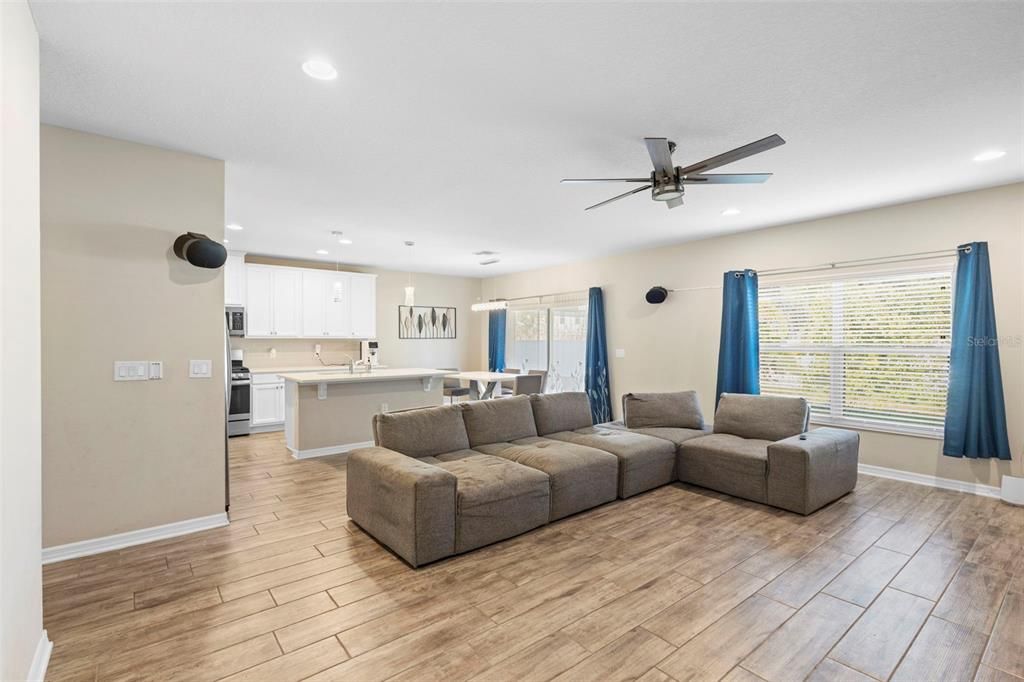 En Venta: $563,000 (3 camas, 3 baños, 2419 Pies cuadrados)