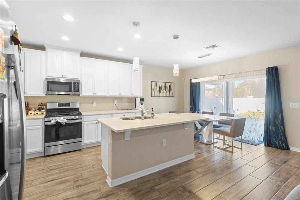 En Venta: $563,000 (3 camas, 3 baños, 2419 Pies cuadrados)