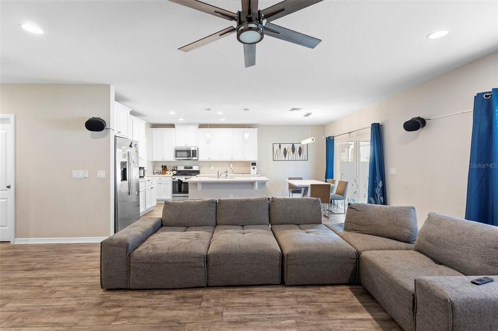 En Venta: $563,000 (3 camas, 3 baños, 2419 Pies cuadrados)