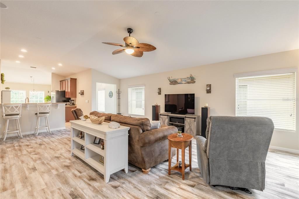 На продажу: $399,000 (3 спален, 2 ванн, 1905 Квадратных фут)