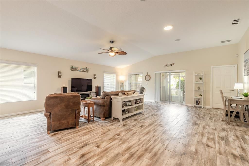 На продажу: $399,000 (3 спален, 2 ванн, 1905 Квадратных фут)