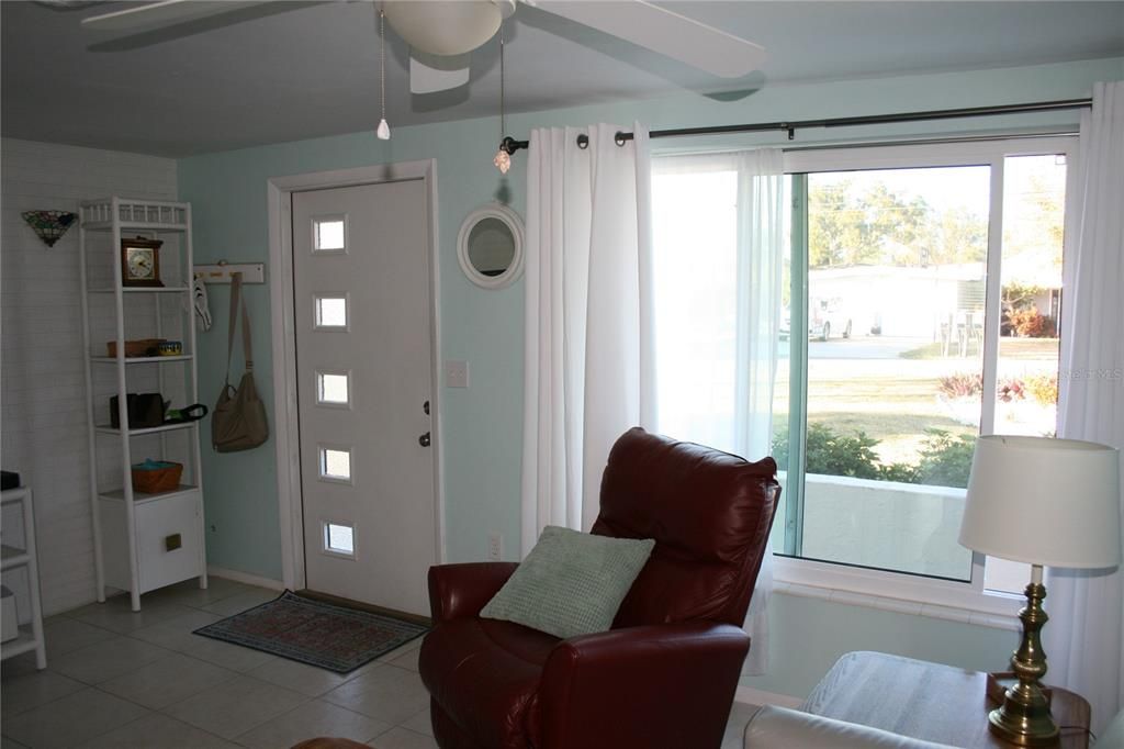 На продажу: $244,900 (2 спален, 1 ванн, 968 Квадратных фут)