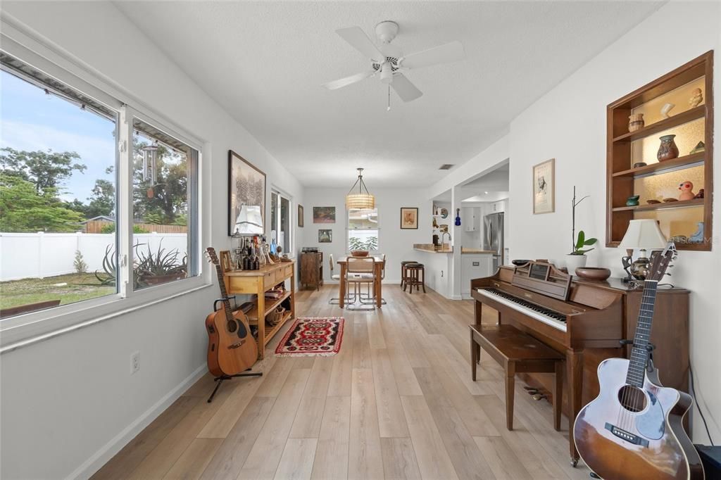 待售: $369,000 (2 贝兹, 2 浴室, 1562 平方英尺)