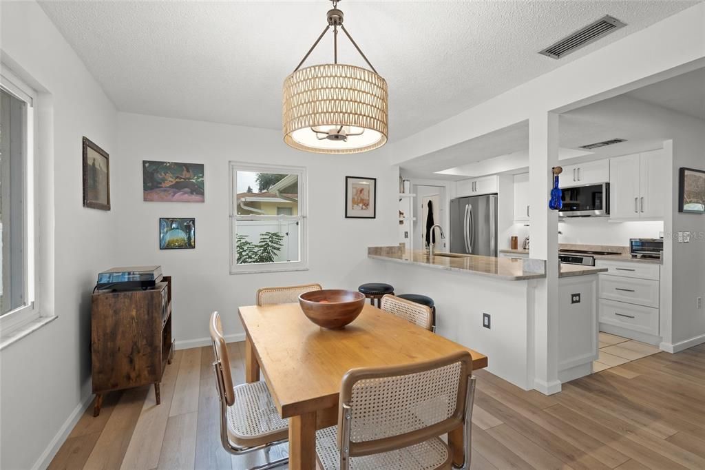 待售: $369,000 (2 贝兹, 2 浴室, 1562 平方英尺)