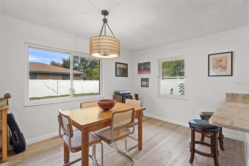 待售: $369,000 (2 贝兹, 2 浴室, 1562 平方英尺)