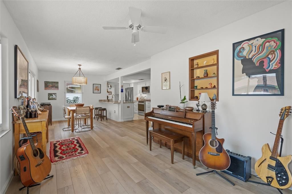 待售: $369,000 (2 贝兹, 2 浴室, 1562 平方英尺)