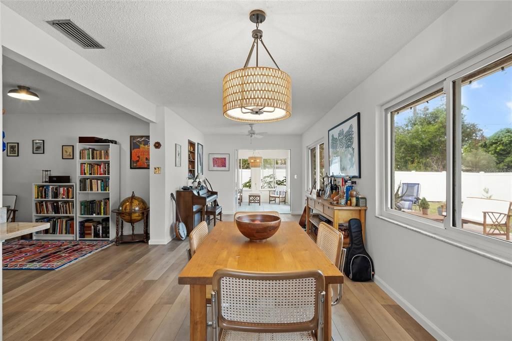 待售: $369,000 (2 贝兹, 2 浴室, 1562 平方英尺)