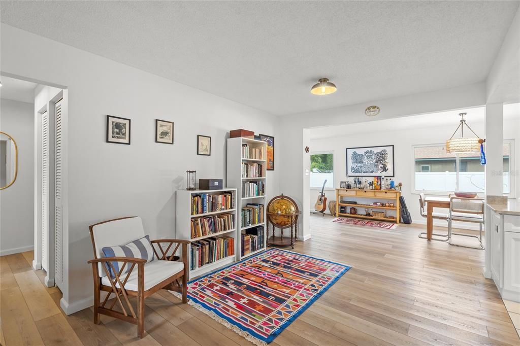 待售: $369,000 (2 贝兹, 2 浴室, 1562 平方英尺)