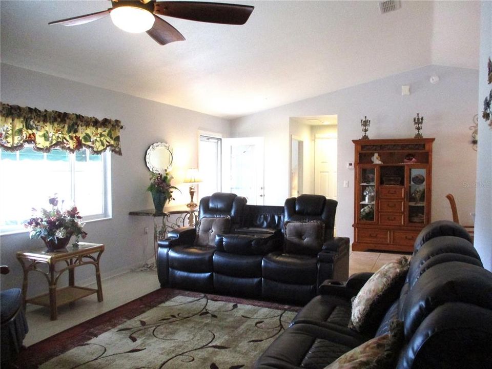 For Sale: $309,000 (2 beds, 2 baths, 1866 Square Feet)