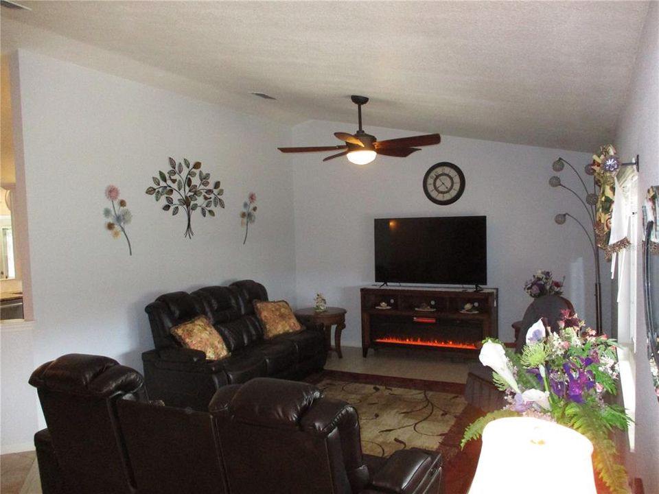 For Sale: $309,000 (2 beds, 2 baths, 1866 Square Feet)