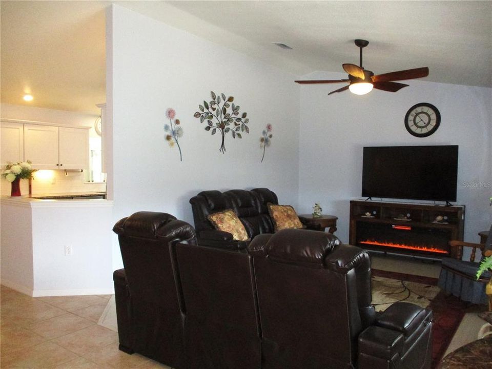 For Sale: $309,000 (2 beds, 2 baths, 1866 Square Feet)