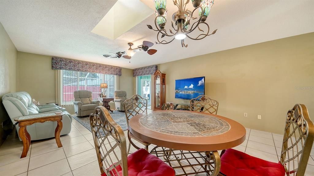 На продажу: $365,000 (2 спален, 2 ванн, 1184 Квадратных фут)