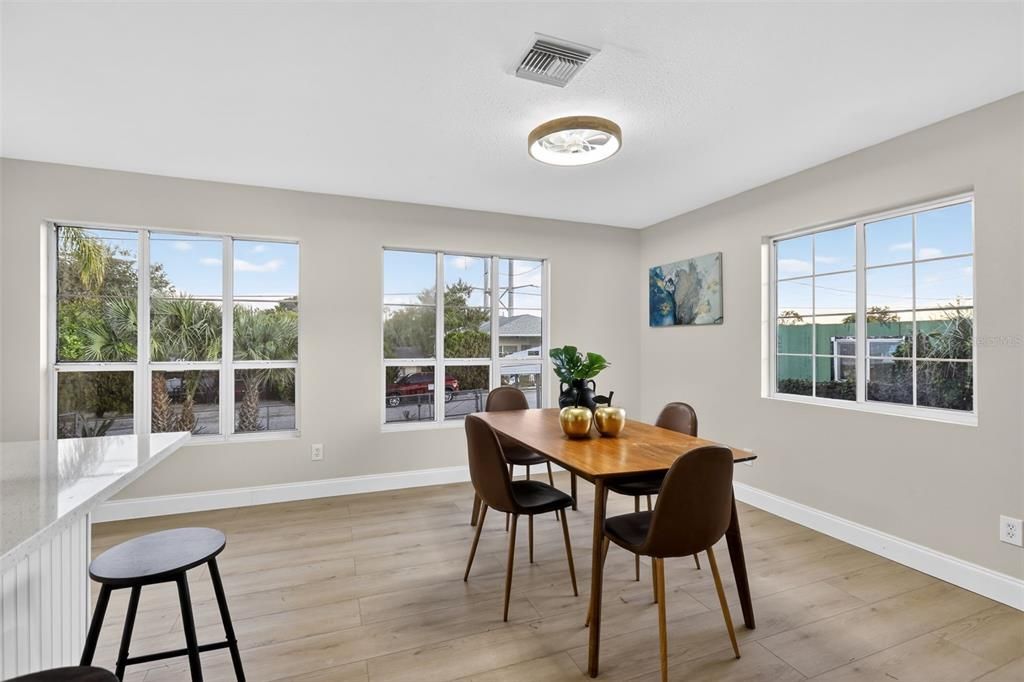 На продажу: $299,990 (3 спален, 2 ванн, 1308 Квадратных фут)