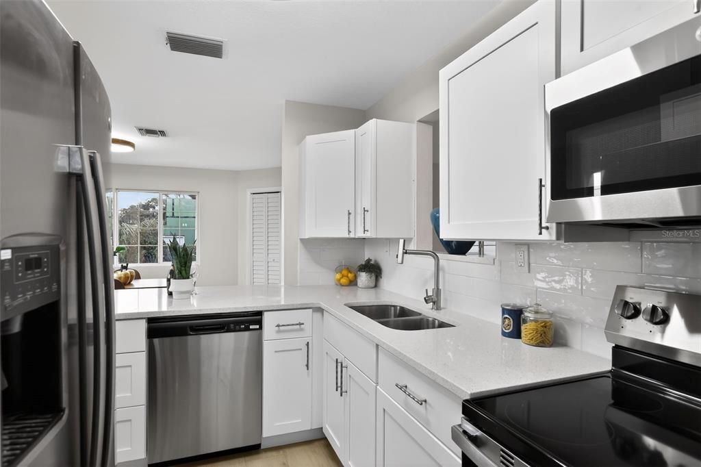 На продажу: $299,990 (3 спален, 2 ванн, 1308 Квадратных фут)