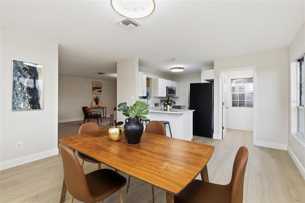 На продажу: $299,990 (3 спален, 2 ванн, 1308 Квадратных фут)