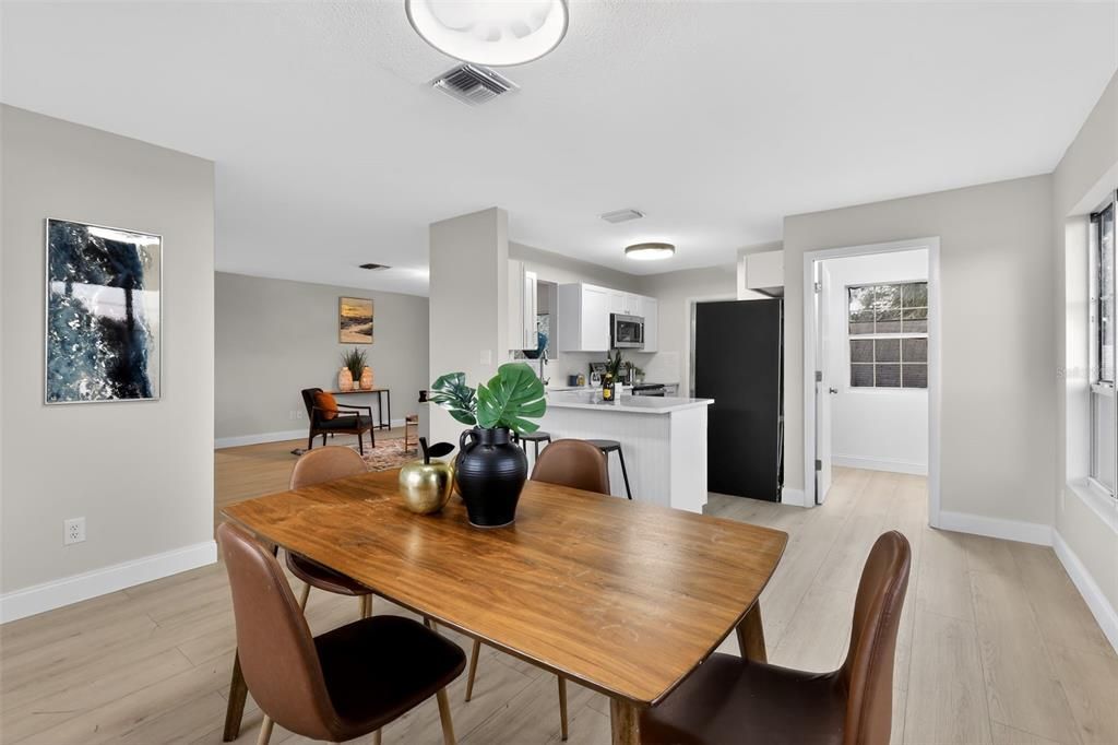 На продажу: $299,990 (3 спален, 2 ванн, 1308 Квадратных фут)