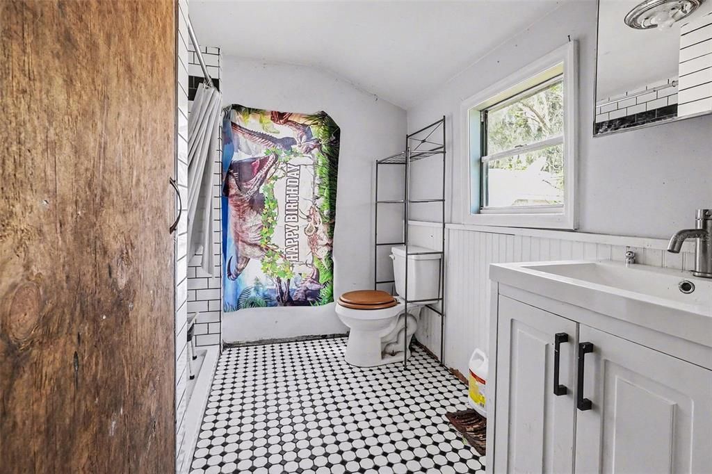 For Sale: $99,000 (3 beds, 1 baths, 928 Square Feet)