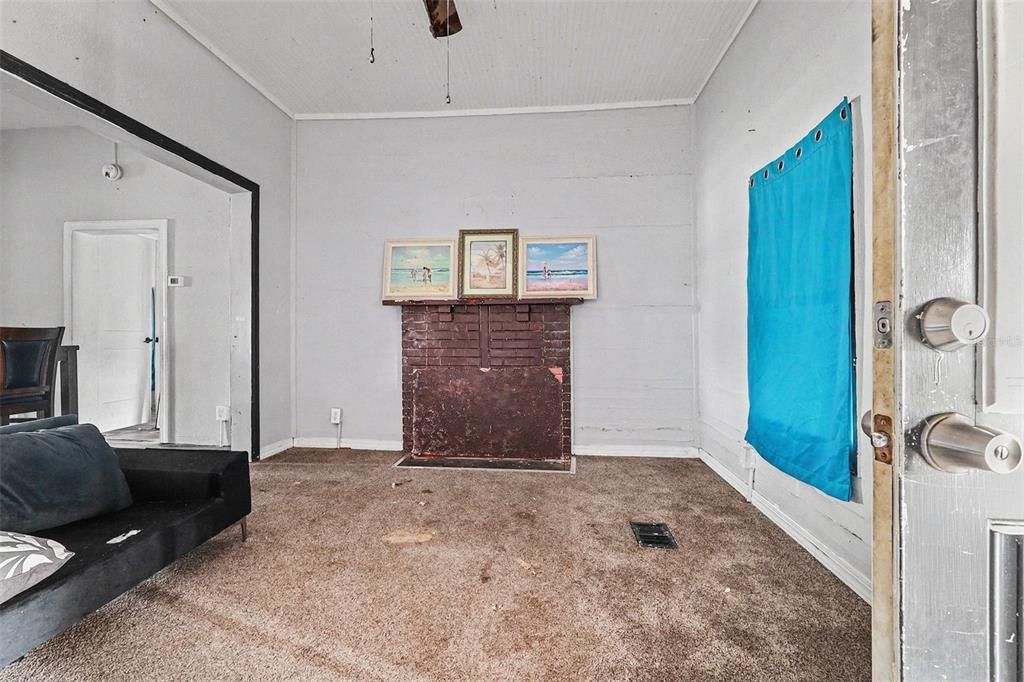 For Sale: $99,000 (3 beds, 1 baths, 928 Square Feet)