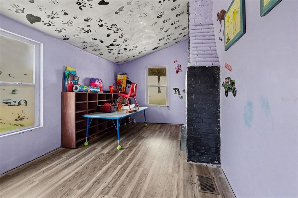 For Sale: $99,000 (3 beds, 1 baths, 928 Square Feet)