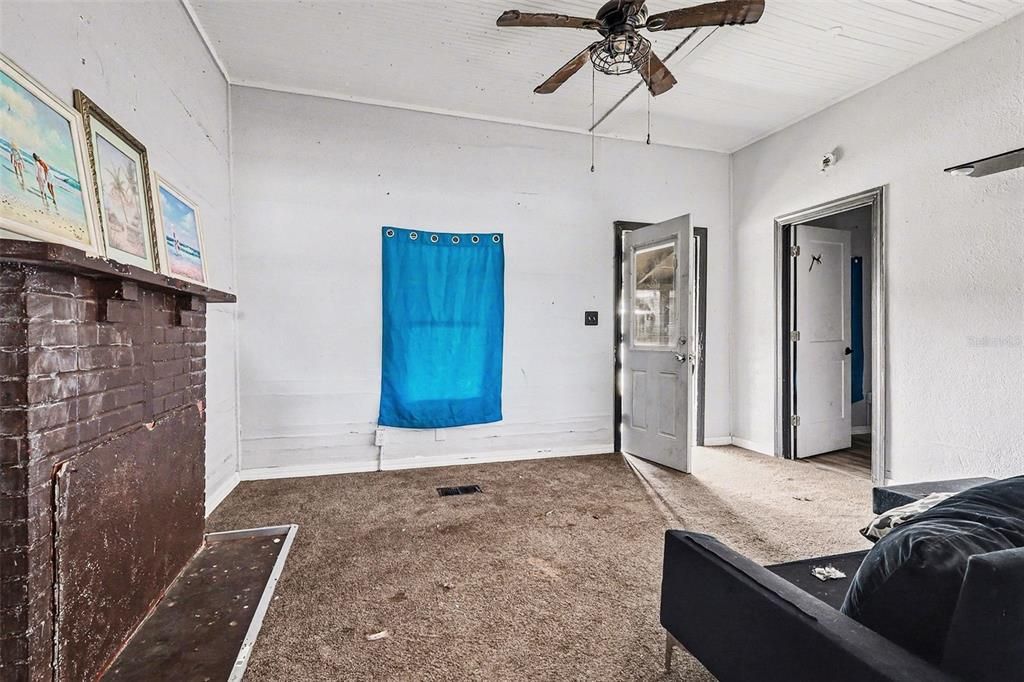 For Sale: $99,000 (3 beds, 1 baths, 928 Square Feet)