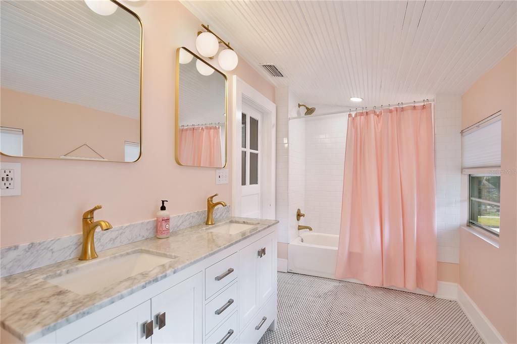 En Venta: $749,900 (3 camas, 2 baños, 2466 Pies cuadrados)