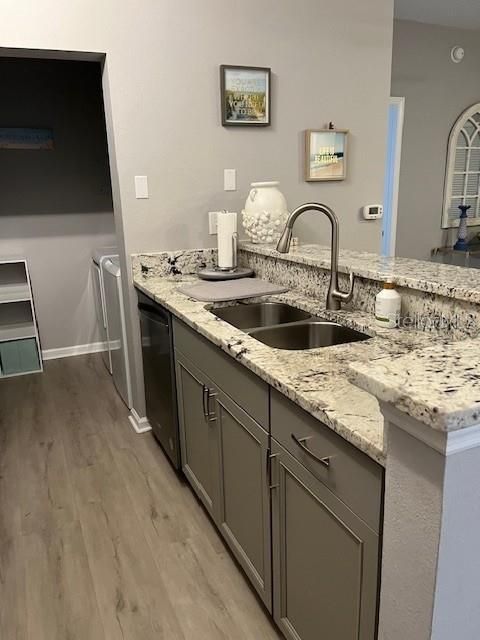 出租: $2,200 (2 贝兹, 2 浴室, 925 平方英尺)