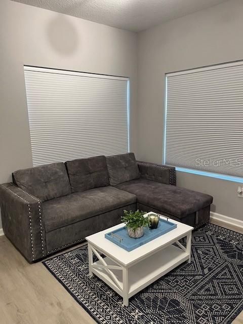 出租: $2,200 (2 贝兹, 2 浴室, 925 平方英尺)