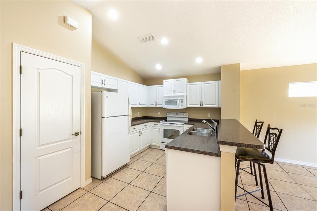 For Sale: $295,000 (2 beds, 2 baths, 1200 Square Feet)