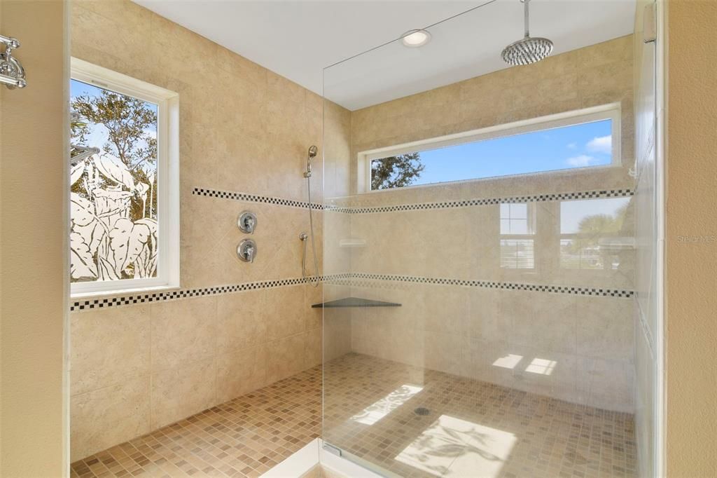 En Venta: $2,150,000 (6 camas, 4 baños, 5208 Pies cuadrados)