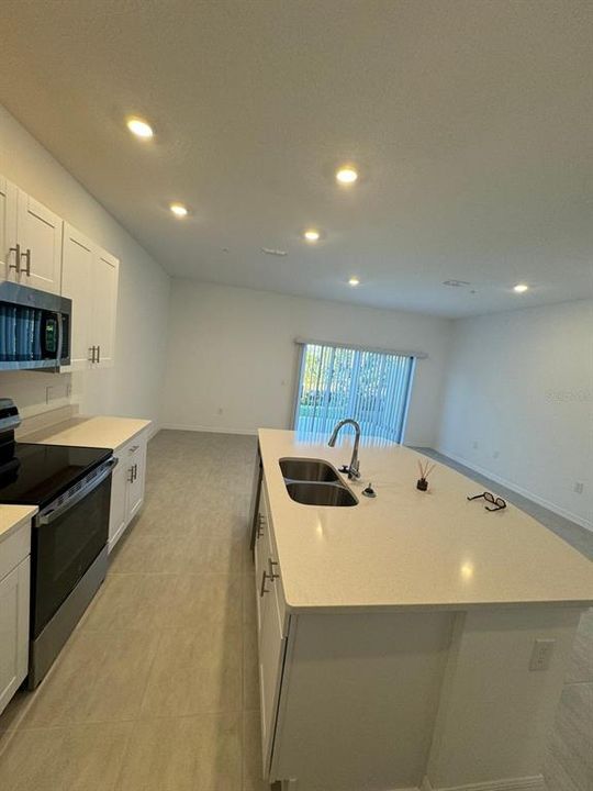 For Rent: $2,300 (3 beds, 2 baths, 1373 Square Feet)