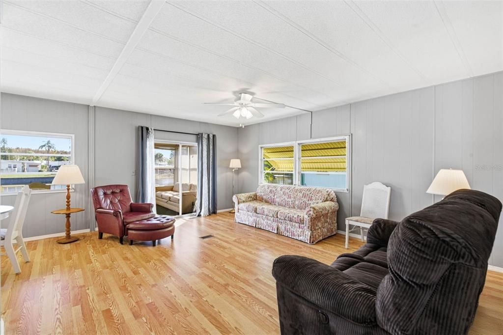 For Sale: $24,900 (2 beds, 2 baths, 1051 Square Feet)