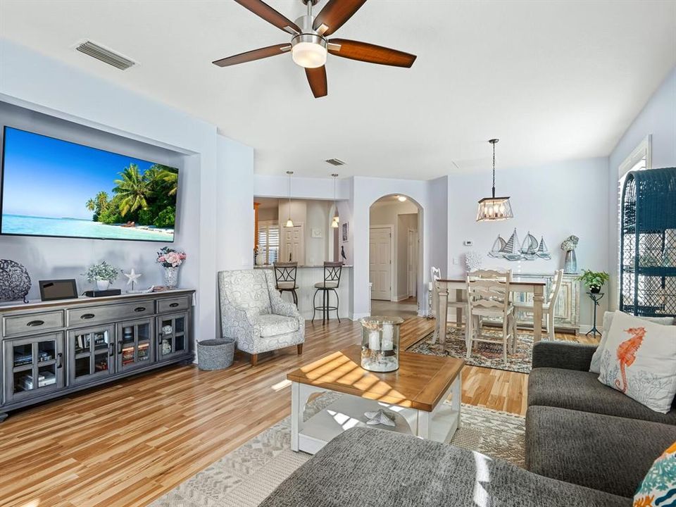 En Venta: $387,300 (2 camas, 2 baños, 1574 Pies cuadrados)