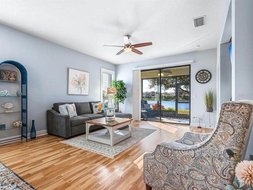 En Venta: $387,300 (2 camas, 2 baños, 1574 Pies cuadrados)