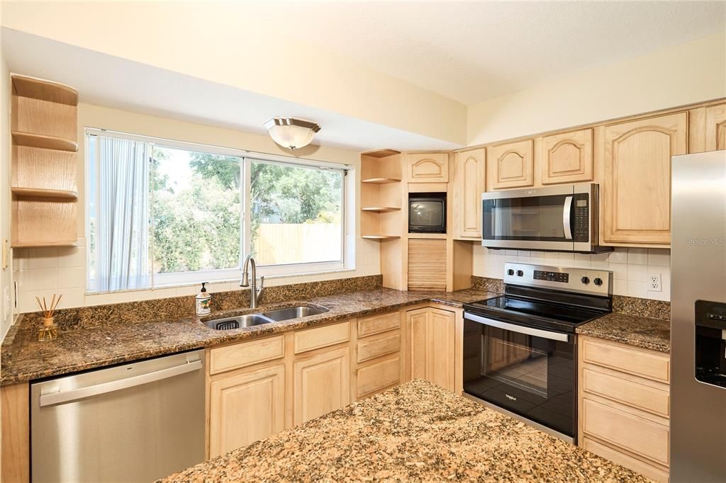 На продажу: $545,000 (3 спален, 2 ванн, 2020 Квадратных фут)