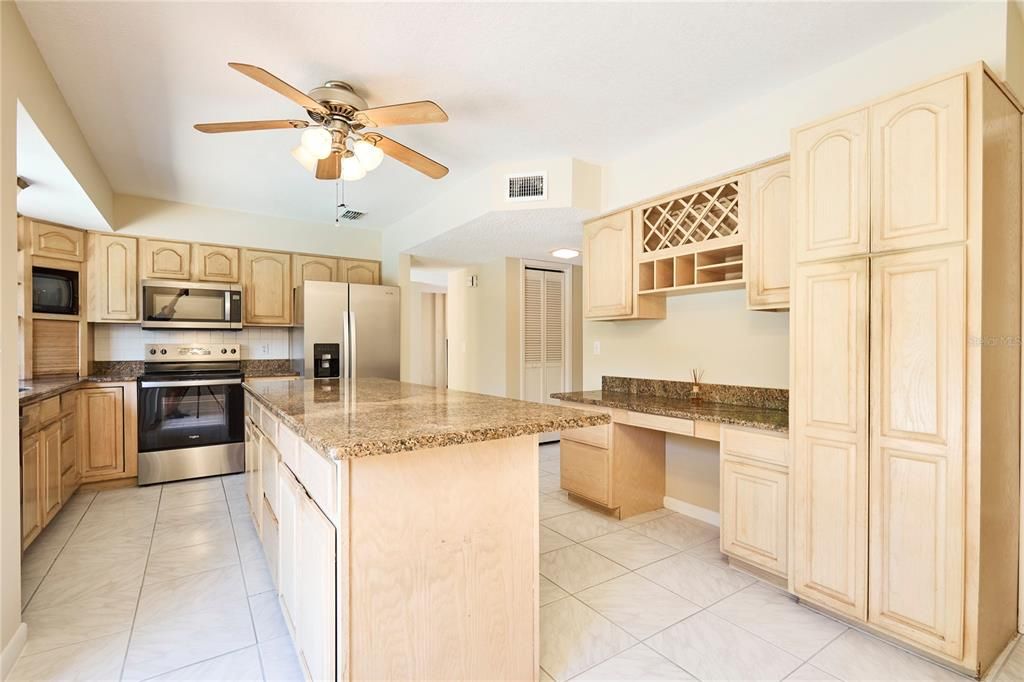 На продажу: $545,000 (3 спален, 2 ванн, 2020 Квадратных фут)