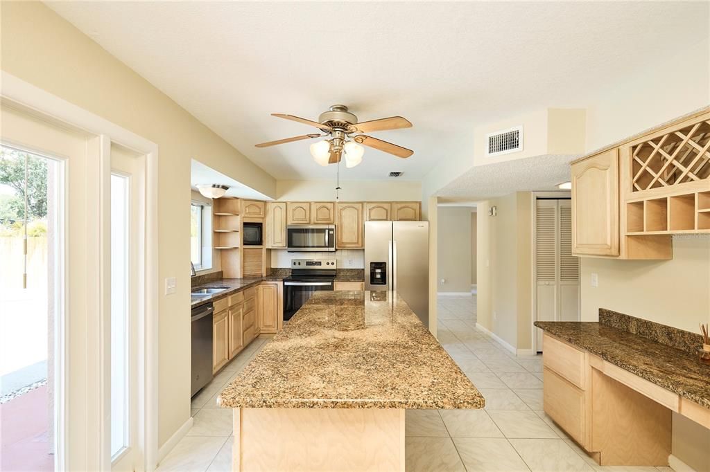 На продажу: $545,000 (3 спален, 2 ванн, 2020 Квадратных фут)