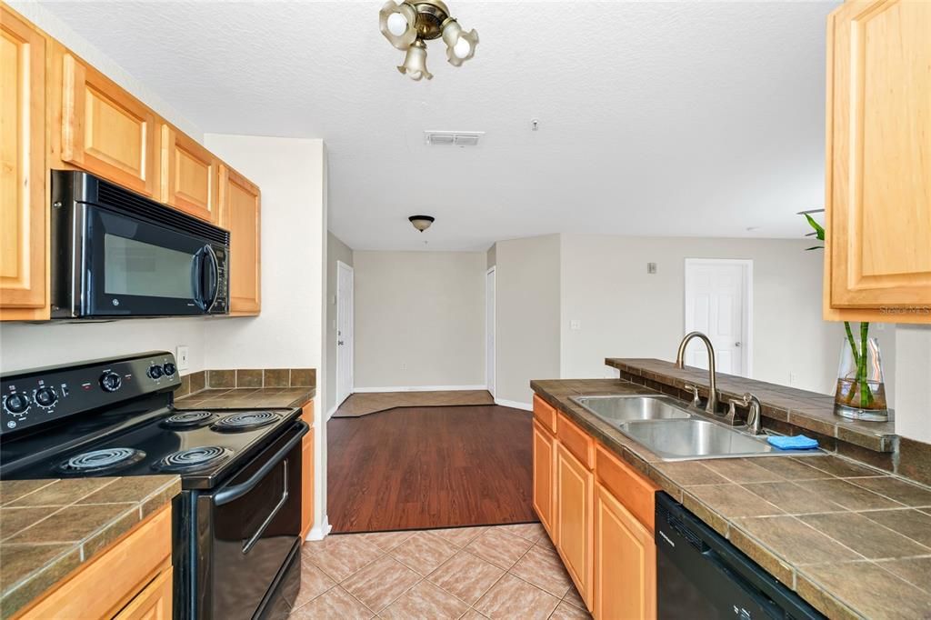 待售: $179,000 (2 贝兹, 2 浴室, 1004 平方英尺)