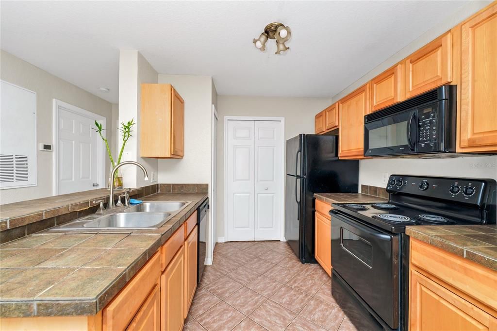 待售: $179,000 (2 贝兹, 2 浴室, 1004 平方英尺)