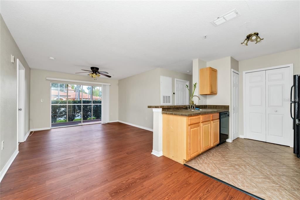 待售: $179,000 (2 贝兹, 2 浴室, 1004 平方英尺)