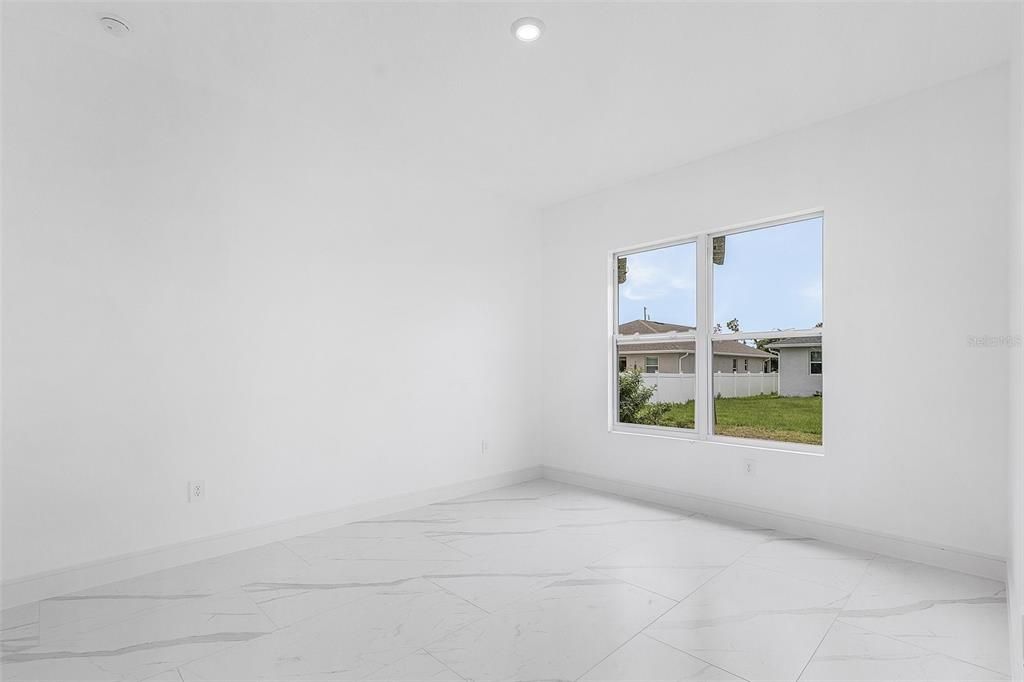 En Venta: $360,000 (4 camas, 2 baños, 1813 Pies cuadrados)