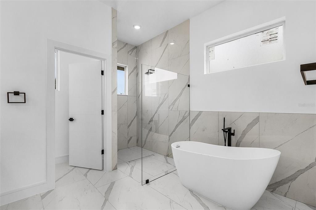 En Venta: $360,000 (4 camas, 2 baños, 1813 Pies cuadrados)