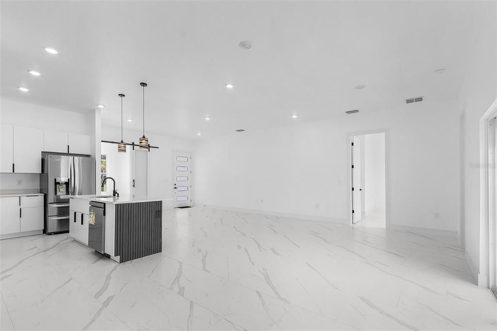 En Venta: $360,000 (4 camas, 2 baños, 1813 Pies cuadrados)