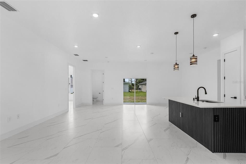 En Venta: $360,000 (4 camas, 2 baños, 1813 Pies cuadrados)