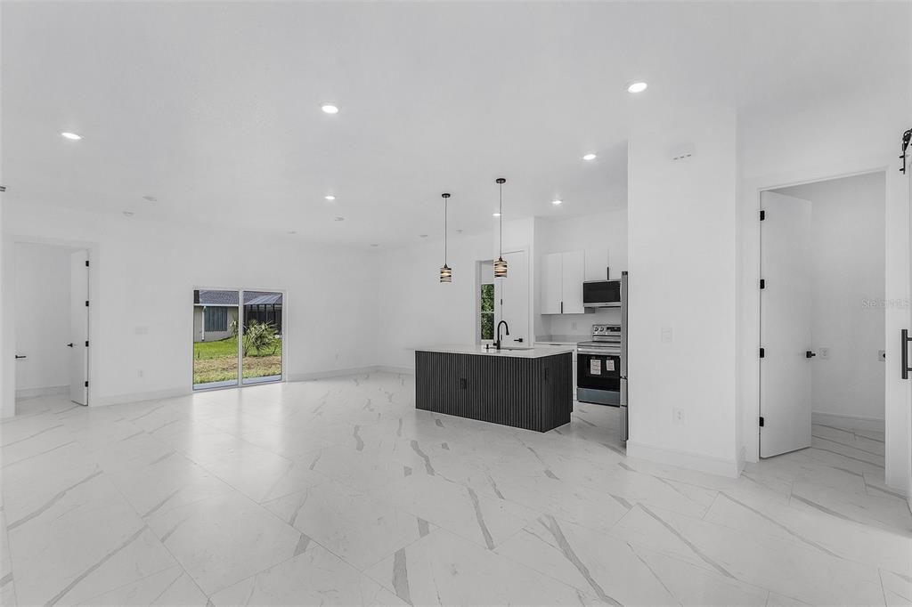 En Venta: $360,000 (4 camas, 2 baños, 1813 Pies cuadrados)