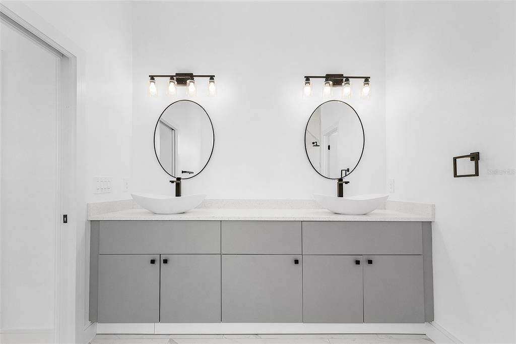 En Venta: $360,000 (4 camas, 2 baños, 1813 Pies cuadrados)