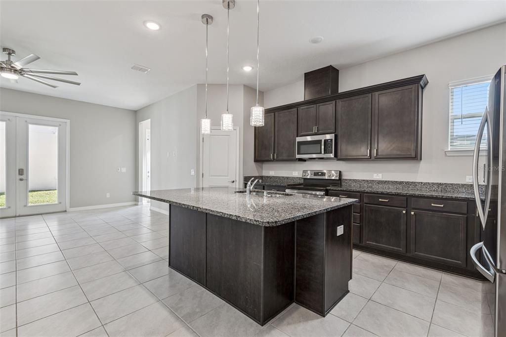 En Venta: $650,000 (5 camas, 4 baños, 2500 Pies cuadrados)