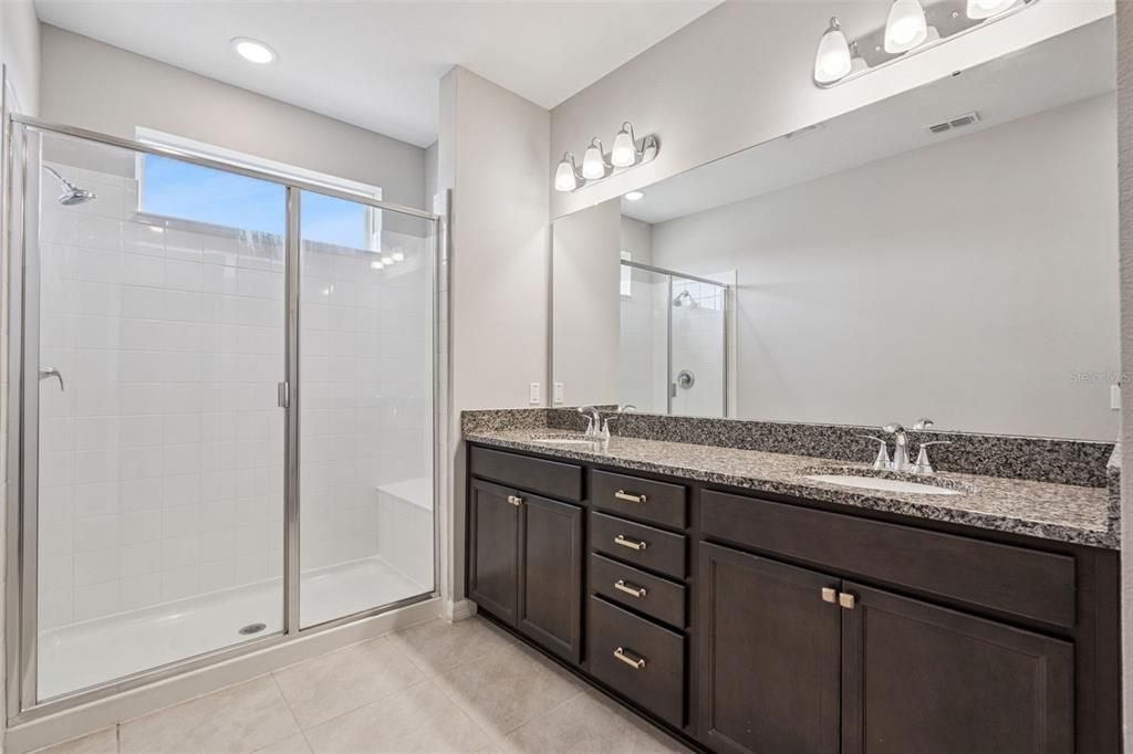 En Venta: $650,000 (5 camas, 4 baños, 2500 Pies cuadrados)