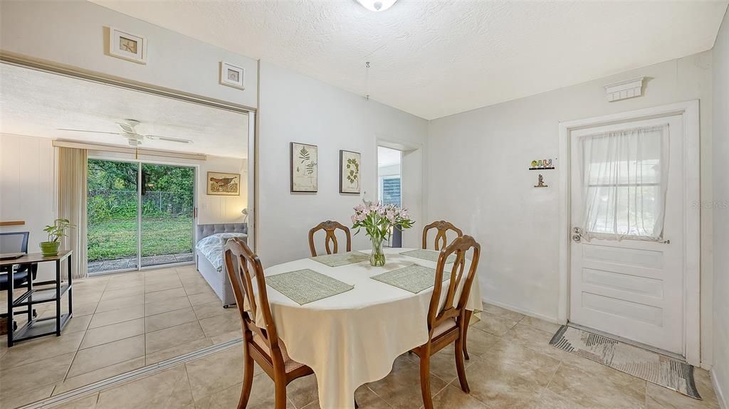 待售: $309,000 (3 贝兹, 1 浴室, 1250 平方英尺)