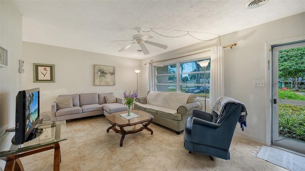 待售: $309,000 (3 贝兹, 1 浴室, 1250 平方英尺)